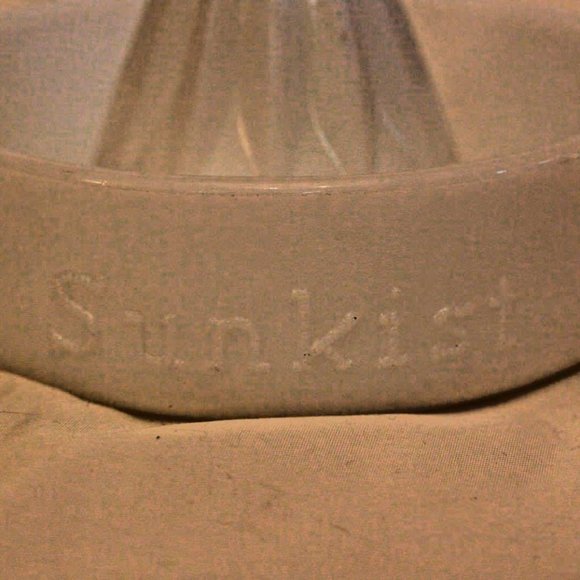 Vintage WHITE Milk Glass SUNKIST Orange Lemon Lime Juicer Reamer Squeezer Handle - Picture 2 of 5